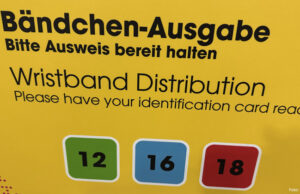 Gamescom 2026: So funktionieren die Altersbändchen Die Gamescom 2026-Altersbändchen gibt es in den Ausführungen Grün (USK 12), Blau (USK 16) und Rot (USK 18).