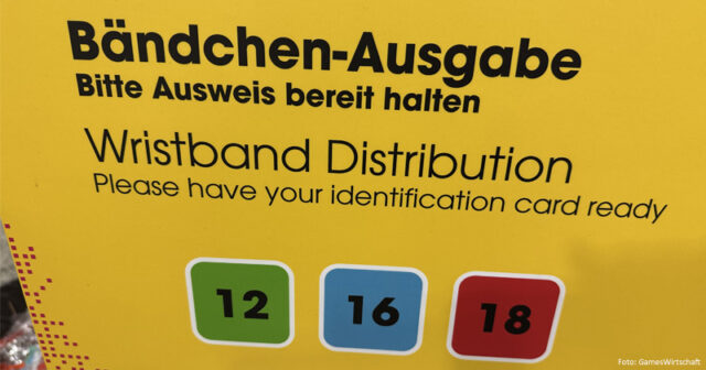 Gamescom-2026-Altersbaendchen-Tipps-150726 Die Gamescom 2026-Altersbändchen gibt es in den Ausführungen Grün (USK 12), Blau (USK 16) und Rot (USK 18).