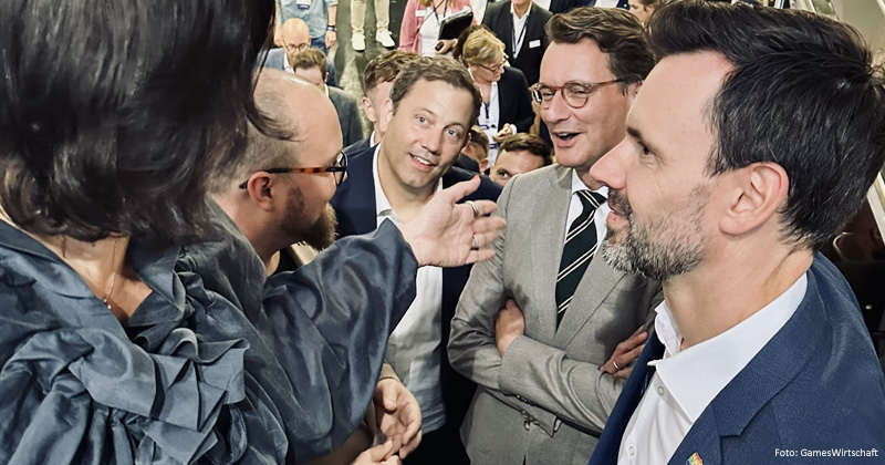 Gern gesehene Gäste auf dem Gamescom-Gelände: Forschungsministerin Dorothee Bär (CSU), Finanzminister Lars Klingbeil (SPD) und NRW-Ministerpräsident Hendrik Wüst (CDU) mit Game-Vorstand Lars Janssen (2.v.l.) und Game-Geschäftsführer Felix Falk.