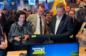 Gamescom-Eröffnung: Klingbeil zaudert bei der Zocker-Steuer Dorothee Bär, Hendrik Wüst und Lars Klingbeil am Gamescom-Stand von Astragon mit Weltenbauer-Chef René Nold, Astragon-Geschäftsführer Tim Schmitz und Game-Vorstands-Chef Lars Janssen (rechts)
