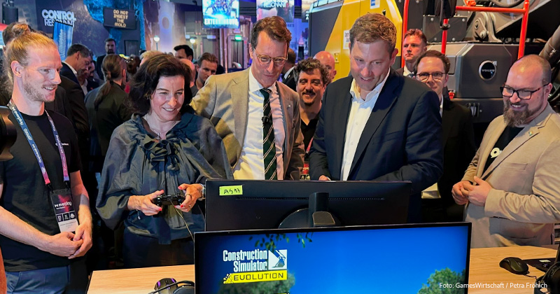 Dorothee Bär, Hendrik Wüst und Lars Klingbeil am Gamescom-Stand von Astragon mit Weltenbauer-Chef René Nold, Astragon-Geschäftsführer Tim Schmitz und Game-Vorstands-Chef Lars Janssen (rechts)