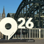 Dieser Gamescom-Foto-Spot befindet sich am rechtsrheinischen Ufer der Hohenzollernbrücke, die die Altstadt samt Dom mit dem Stadtteil Deutz verbindet.