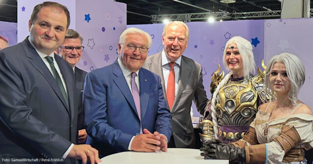 Gamescom-2026-Steinmeier-Cosplay-270826 Bundespräsident Frank-Walter Steinmeier während seines Rundgangs auf der Gamescom 2026.