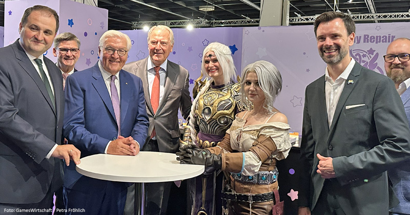 Von links: NRW-Staatskanzlei-Chef Nathanael Liminski (CDU), Koelnmesse-Geschäftsführer Oliver Frese, Bundespräsident Frank-Walter Steinmeier, Koelnmesse-Chef Gerald Böse, die Cosplayerinnen Allaria und Kaddi, Game-Geschäftsführer Felix Falk und Game-Vorstand Lars Janssen.