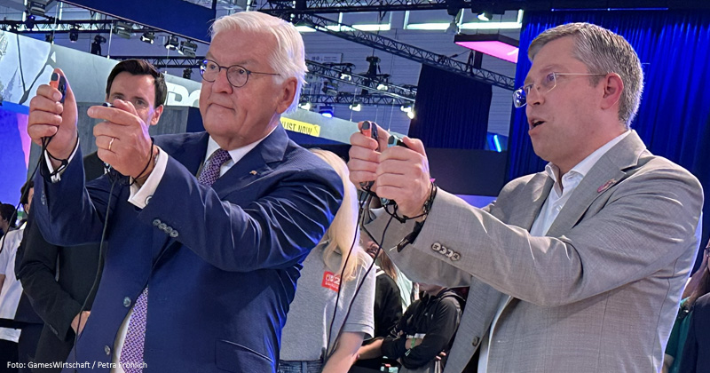 Bundespräsident Steinmeier beim Nintendo Switch Sports Resort-Bogenschießen mit Nintendo-Justiziar Clemens Mayer-Wegelin