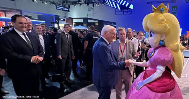 Gamescom-2026-Steinmeier-Peach-300826 Staatsoberhaupt trifft Prinzessin: Peach empfängt Frank-Walter Steinmeier am Gamescom-Stand von Nintendo of Europe.