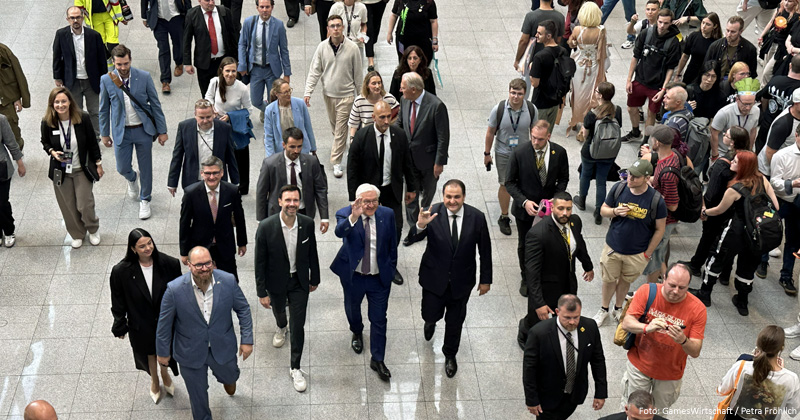 Bundespräsident Steinmeier am Gamescom-Donnerstag bei seinem Rundgang auf dem Koelnmesse-Boulevard