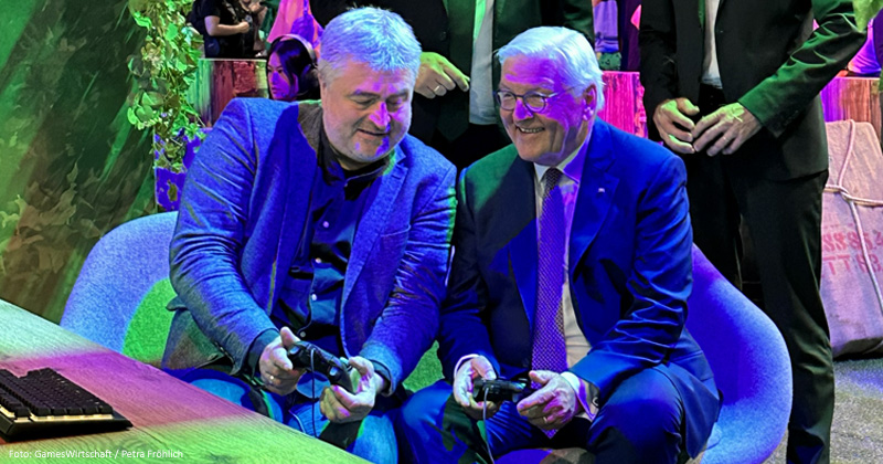 Wer A drückt, muss auch B drücken: Ubisoft-Manager Benedikt Grindel erklärt Steinmeier die Tastenbelegung von Rayman Legends Retolds.