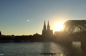 Gamescom-Wetter: Wie heiß / kalt / nass wird es 2026? Köln verwöhnt die Gamescom-Besucher oft mit viel Sonne - doch das Großereignis hat auch schon deutlich schlechteres Wetter gesehen.