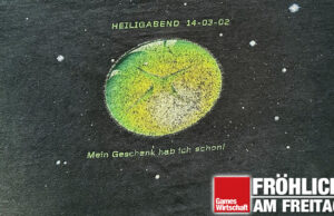 Das traurigste Weihnachten aller Zeiten – Vol. II (Fröhlich am Freitag) "Heiligabend 14-03-02: Mein Geschenk hab ich schon": Statt der Xbox-Konsole lieferte Microsoft dieses T-Shirt aus.