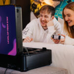 Die ausleihbaren POGA Gaming Suitcases samt PlayStation 5 und Bildschirm sind in allen nhow-Hotels ausleihbar.