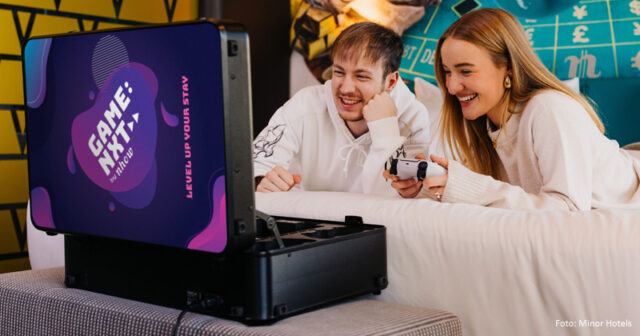 nhow-Hotels-POGA-Gaming-Koffer-150926 Die ausleihbaren POGA Gaming Suitcases samt PlayStation 5 und Bildschirm sind in allen nhow-Hotels ausleihbar.